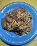 牛肉とじゃがいもとニンニク多めのパスタ