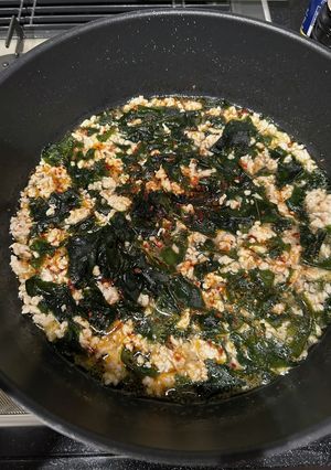 鶏胸肉挽肉とワカメの中華風ピリ辛スープ-レシピのメイン写真