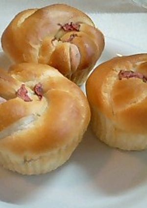 牛乳パンで桜餡パン(我流・捏ね方あり)-レシピのメイン写真