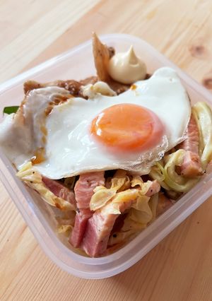 目玉焼肉&ベーコンと春キャベツ炒め弁当！-レシピのメイン写真