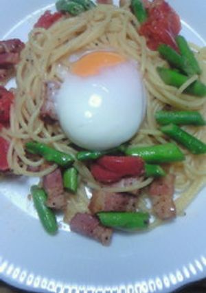 アスパラ★ベーコン★トマト★温泉卵パスタ-レシピのメイン写真