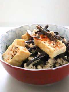 丼にも★美味★鶏ミンチと蕨と厚揚げの煮物-レシピのメイン写真
