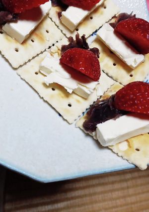 いちごのクリチ&粒あんクラッカー-レシピのメイン写真