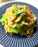 さつま揚げと緑野菜の焼きうどん