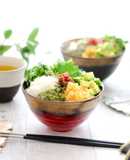 ネバネバで腸活！野菜とめかぶのばくだん丼