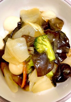 ぷりぷり食感の生きくらげ丼　うずらの卵のせ-レシピのメイン写真