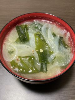 新玉ねぎとワカメの味噌汁-レシピのメイン写真