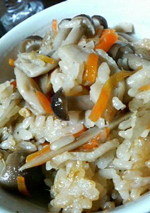 ツナ缶とたっぷりきのこの炊き込みご飯-レシピのメイン写真