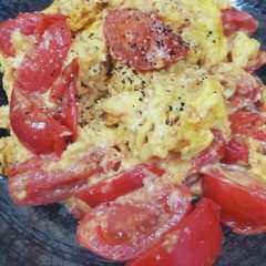 รูปของ ふわふわたまごと完熟トマトの中華風炒め