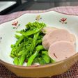 菜の花からし和え魚肉ソーセージとともに