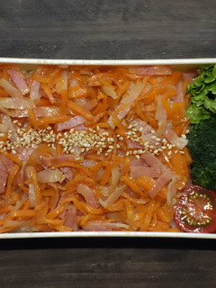 にんじんとベーコンのバター醤油の丼弁当-レシピのメイン写真