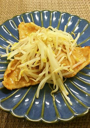 もやしを包んで食べる豚生姜焼き-レシピのメイン写真