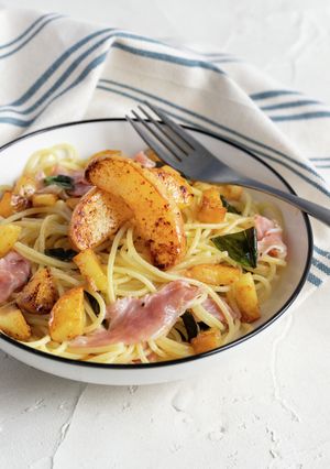 焼きリンゴと生ハムのパスタ-レシピのメイン写真