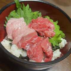 A picture of 鮮度が命✨絶品　マグロのカマトロ丼.