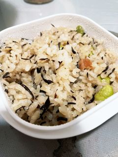 レンジで炊き込みご飯!ひじきと梅と枝豆-レシピのメイン写真