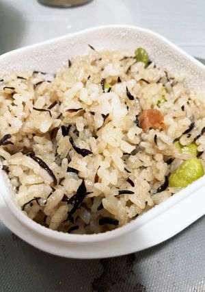 レンジで炊き込みご飯！ひじきと梅と枝豆-レシピのメイン写真
