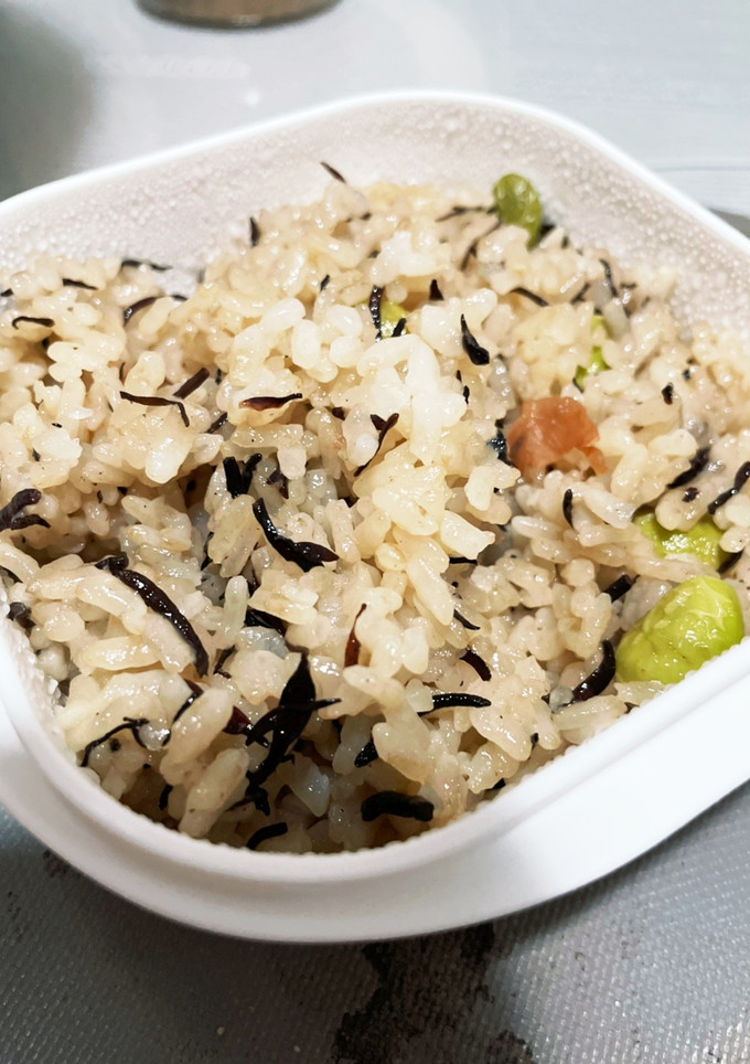 レンジで炊き込みご飯！ひじきと梅と枝豆-レシピのメイン写真