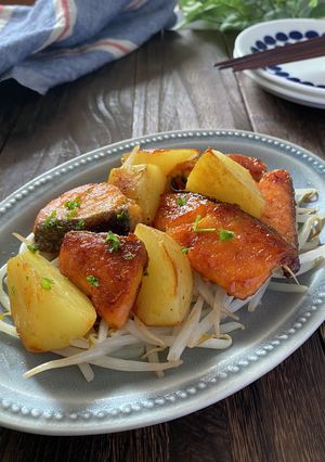 塩鮭と新じゃがもやしの甘辛バター焼き-レシピのメイン写真