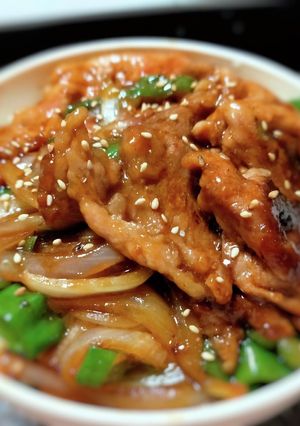豚肉と玉ねぎのオイスターソース丼-レシピのメイン写真
