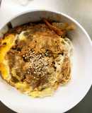 お一人様☆野菜たっぷりメンチニラ玉とじ丼