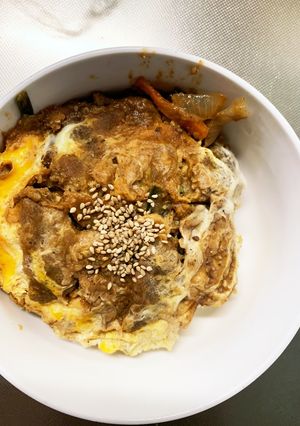 お一人様☆野菜たっぷりメンチニラ玉とじ丼-レシピのメイン写真