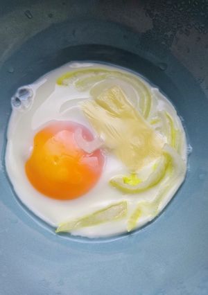 レンチンで簡単！新玉ねぎチーズ目玉焼！-レシピのメイン写真