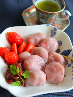春のおやつ♪苺入りの豆腐白玉団子-レシピのメイン写真