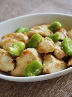 旬のそら豆と鶏むね肉の塩麹炒め-レシピのメイン写真