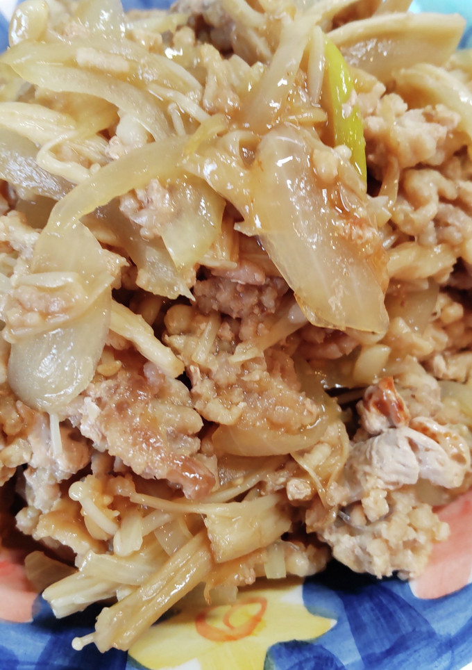 エノキ玉ねぎ豚ひき肉丼　焼き肉のタレで-レシピのメイン写真