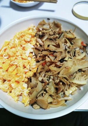筍ひじき人参椎茸鶏ひき肉と炒り卵チラシ風-レシピのメイン写真