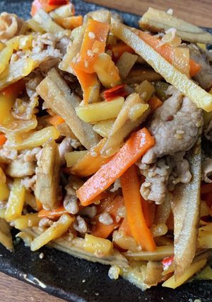 大皿おかずに！豚肉と根菜の醤油きんぴら-レシピのメイン写真