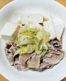 少ない煮汁で、肉豆腐の白菜のせ