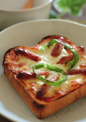 朝食やお昼ごはんに♪食パンでピザトースト-レシピのメイン写真
