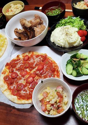 夜ごはん　おかず　ピザ　手羽元　サラダ-レシピのメイン写真