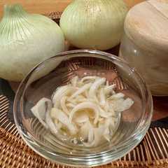 รูปของ 新玉ねぎとリンゴ酢で作る♪酢玉ねぎ