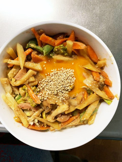 お一人様野菜たっぷりウインナーガパオ風丼-レシピのメイン写真