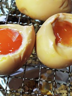半熟卵で!濃厚トロ~りウマい自家製卵燻製-レシピのメイン写真