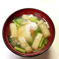 รูปของ 小松菜と油揚げと落とし玉子のお味噌汁
