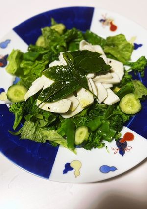 新茶葉を使いサラダにのせるかまぼこサラダ-レシピのメイン写真