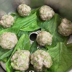 รูปของ 人参の菜っ葉で簡単蒸し肉団子