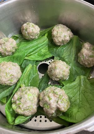 人参の菜っ葉で簡単蒸し肉団子-レシピのメイン写真
