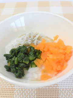 【離乳食中期】野菜としらすのおかゆ-レシピのメイン写真