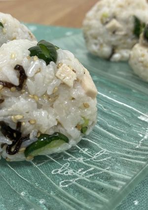 サラダチキンと塩昆布の＊冷おにぎり＊-レシピのメイン写真