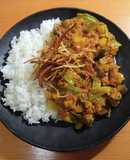 パリパリポテトとひき肉のスパイスカレー