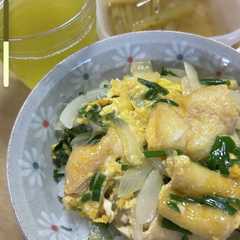 รูปของ 薄揚げと新玉ねぎの卵丼