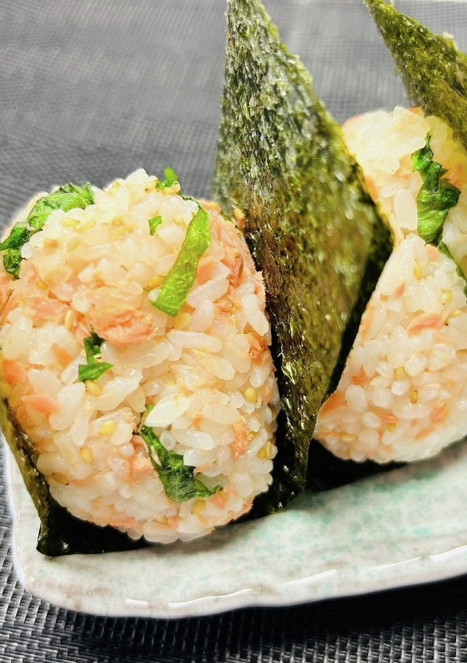 鮭とごまと大葉のおにぎり-レシピのメイン写真