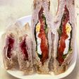 目玉焼きとトマトのサンドイッチ