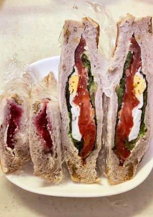 目玉焼きとトマトのサンドイッチ-レシピのメイン写真