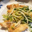 ムネ肉と豆苗、モヤシのガリバタ醤油炒め