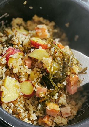 さつまいもずくベーコンぶ炊き込みご飯-レシピのメイン写真